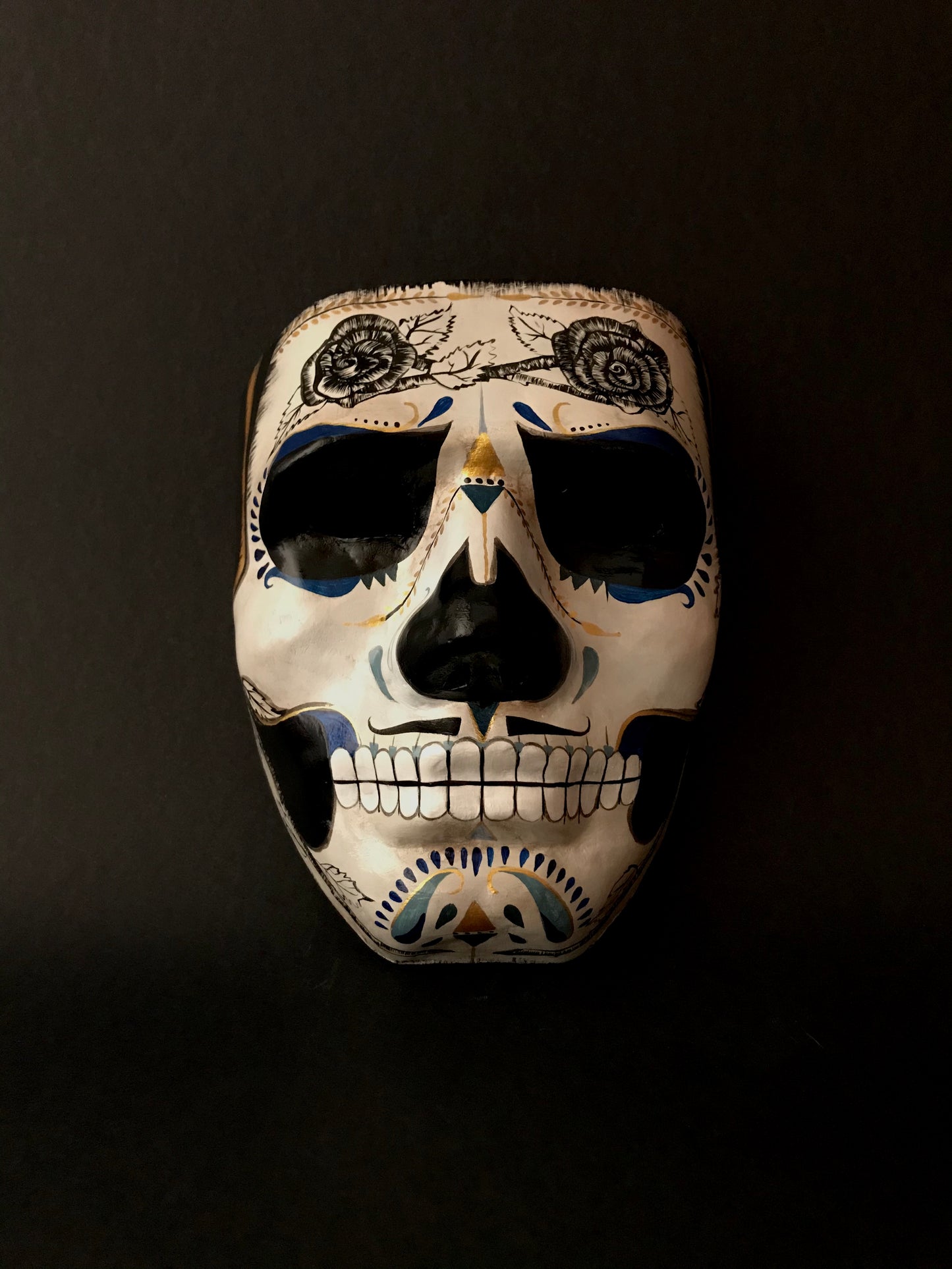 Catrin mask with roses