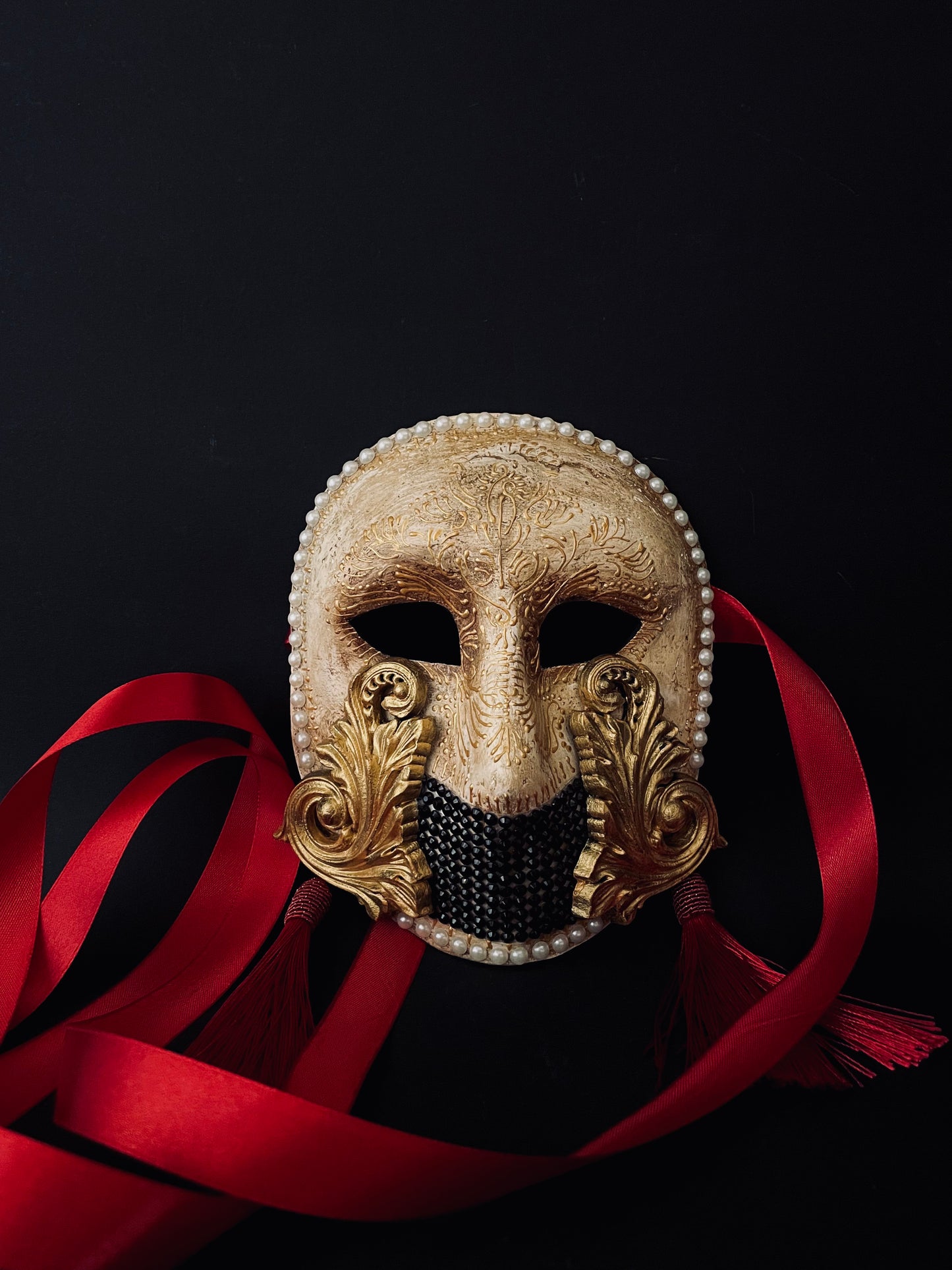 Moretta mask with silk tassels