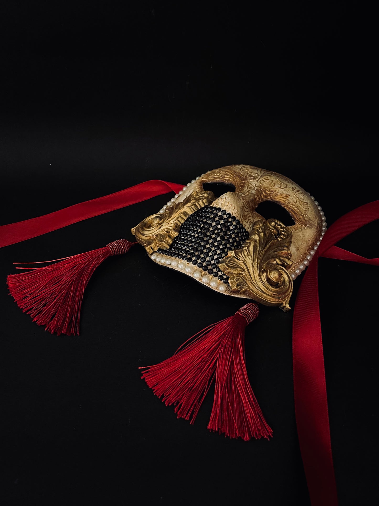 Moretta mask with silk tassels