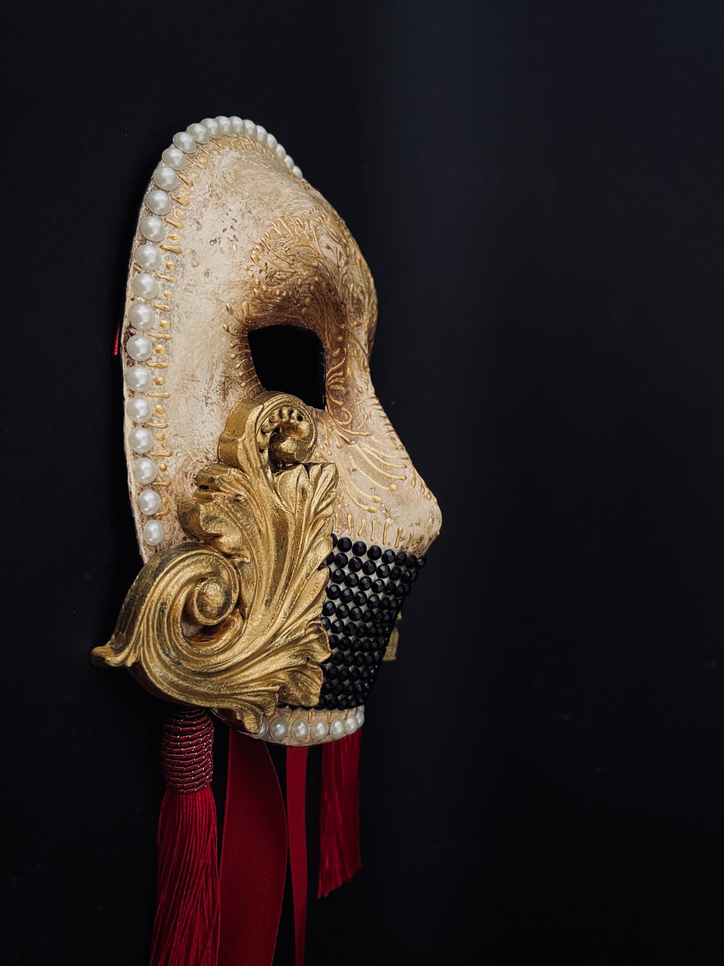 Moretta mask with silk tassels