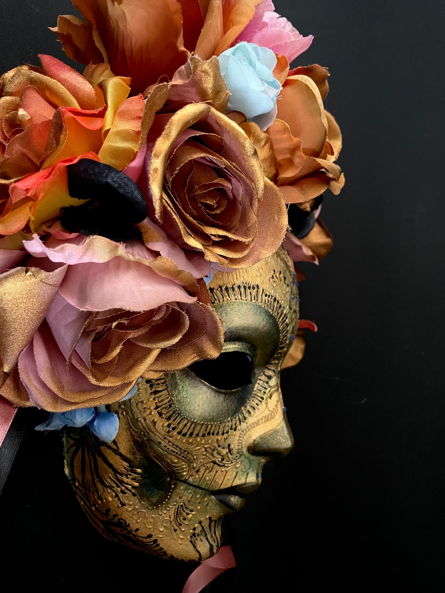 Gold Catrina with roses