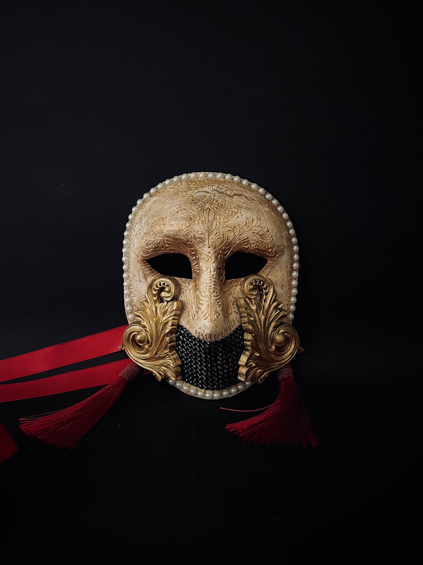 Moretta mask with silk tassels