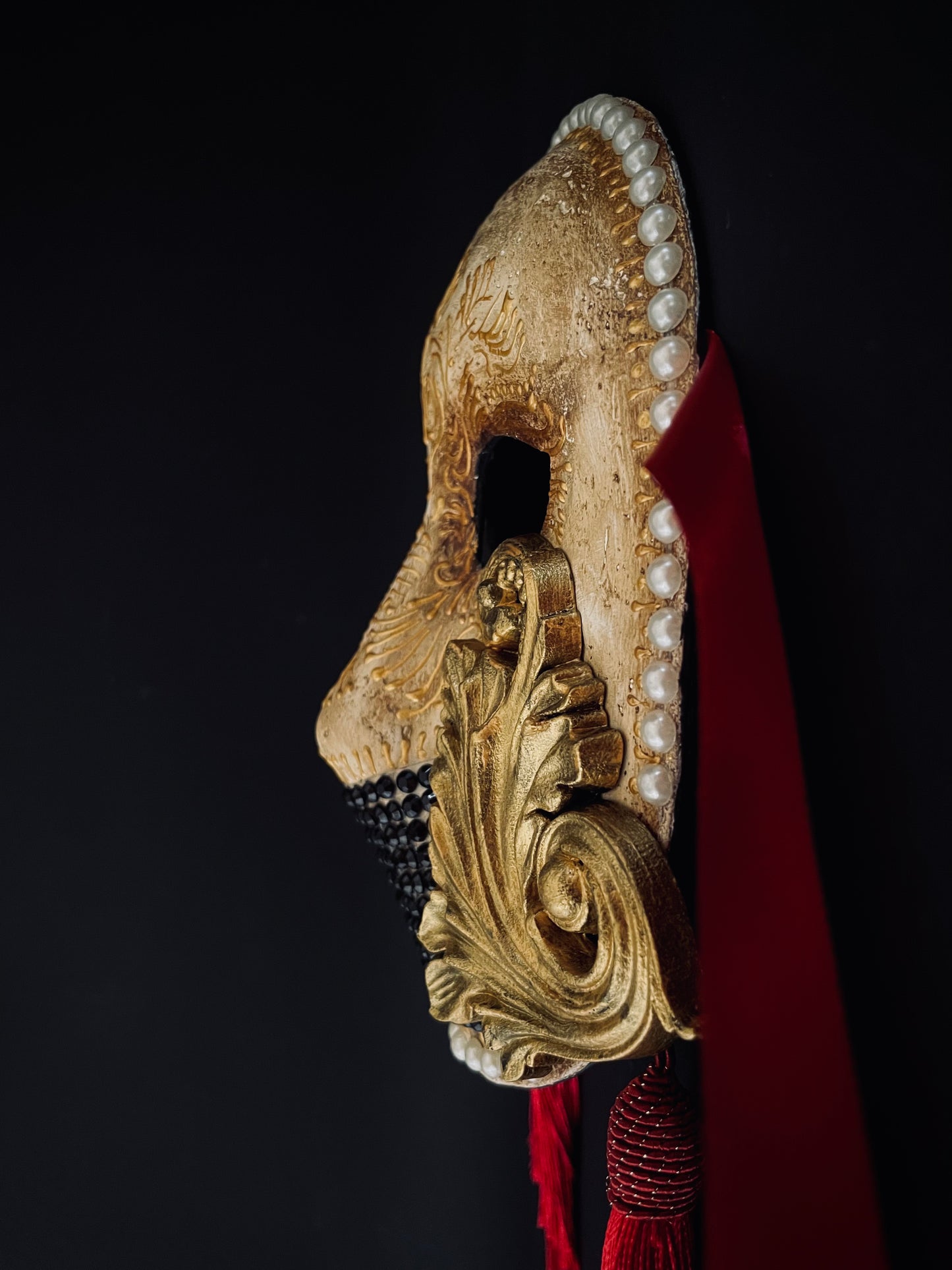 Moretta mask with silk tassels