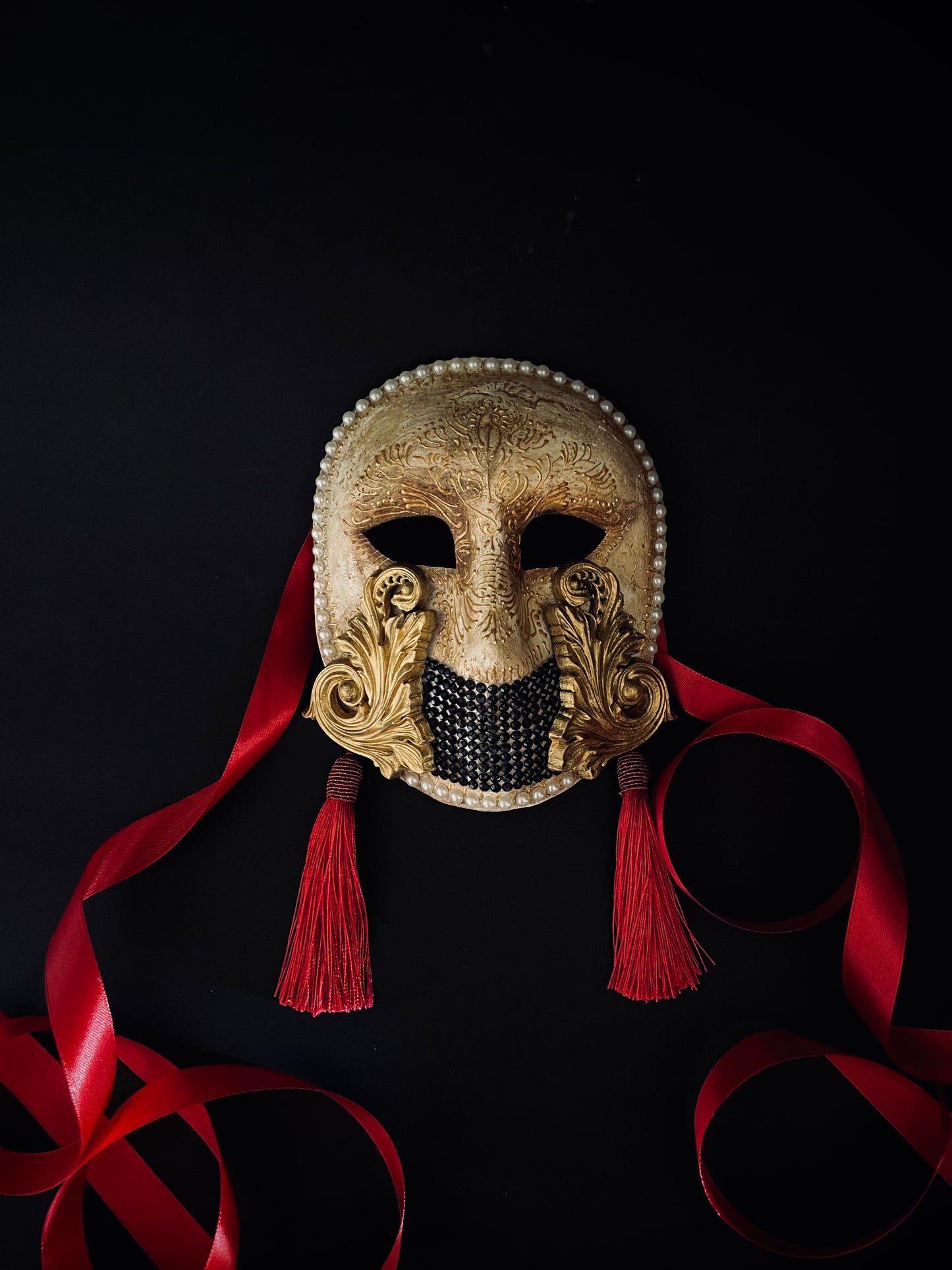 Moretta mask with silk tassels