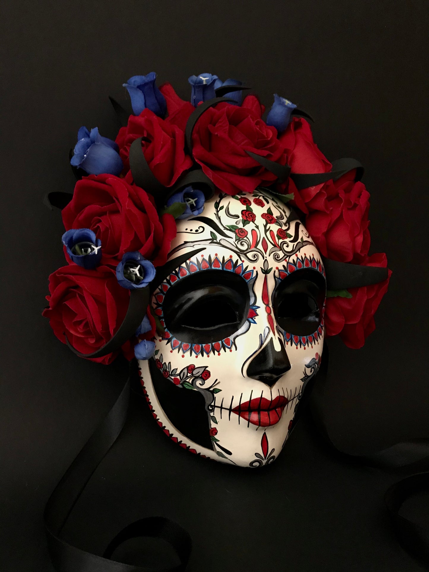 Catrina with red roses and blue flowers